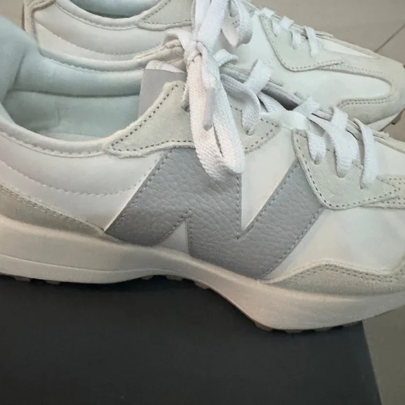 New Balance Women's 327-size 9-white/grey-NIB - Picture 2 of 7